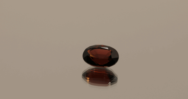 Vivid red spinel, oval cut, 1.5 carat, 8.05 × 5.64 × 4.08 mm, natural untreated gemstone from Burma, AIG certified.
