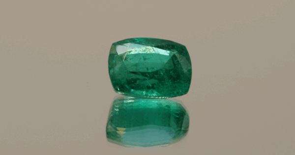 Natural Colombian green emerald gemstone 6.05 carats cushion cut vivid green AAA color minor oil treatment certified loose stone