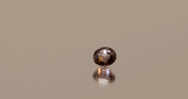 Pink spinel round-cut, 0.77 carat, 5.28 × 5.19 × 3.83 mm, natural untreated gemstone, GIL certified.