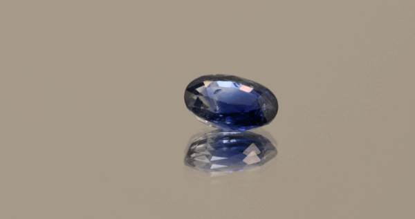 Blue oval-shaped sapphire, 1.03 carat, 6.94 × 4.94 × 3.15 mm, heat-treated, unknown origin, AIG certified.